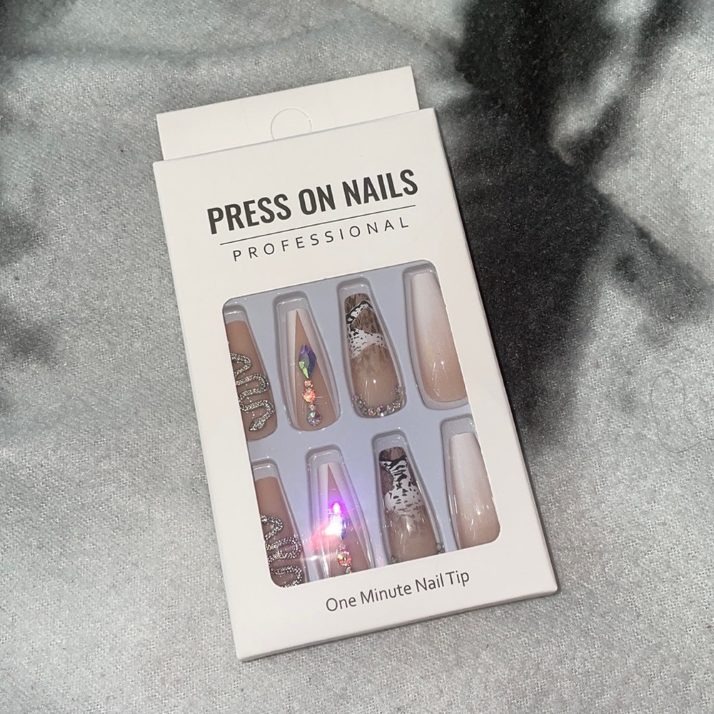 Press on nails simple glam